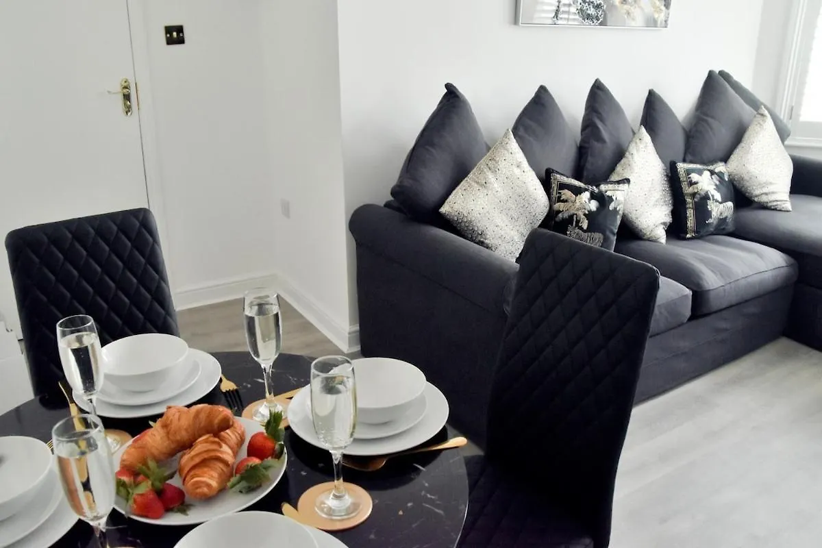 Modern Town Centre Flat - Free Shared Parking, King Size Bed, 5 Minutes Walk To Beach Bournemouth