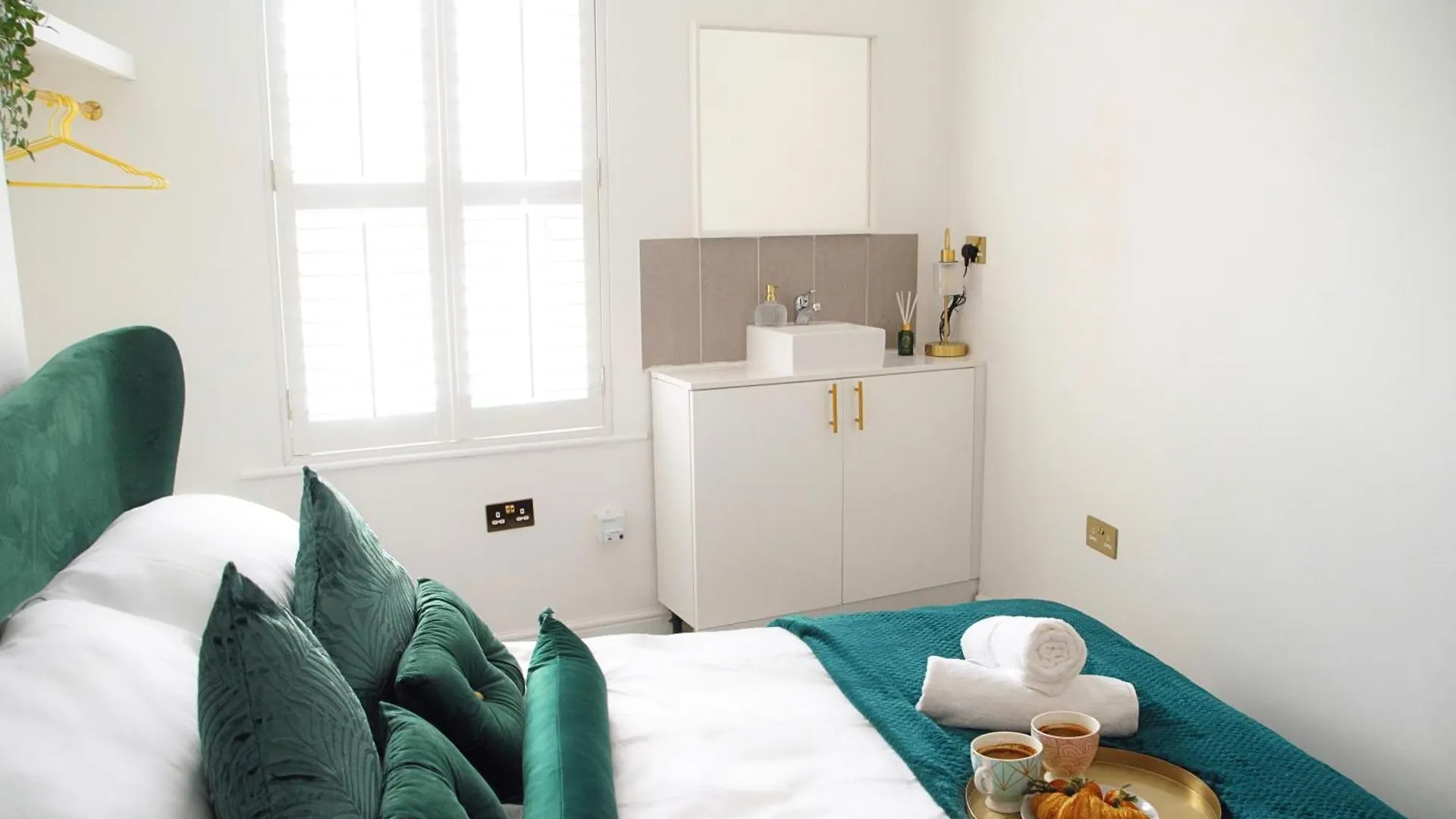 Modern Town Centre Flat - Free Shared Parking, King Size Bed, 5 Minutes Walk To Beach Bournemouth 0*,  United Kingdom