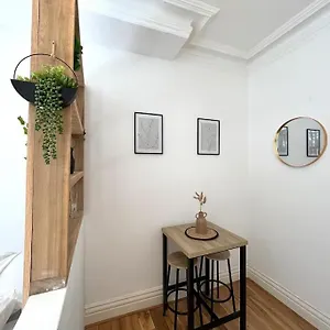  Apartment Flat 12, 10 St John's Road