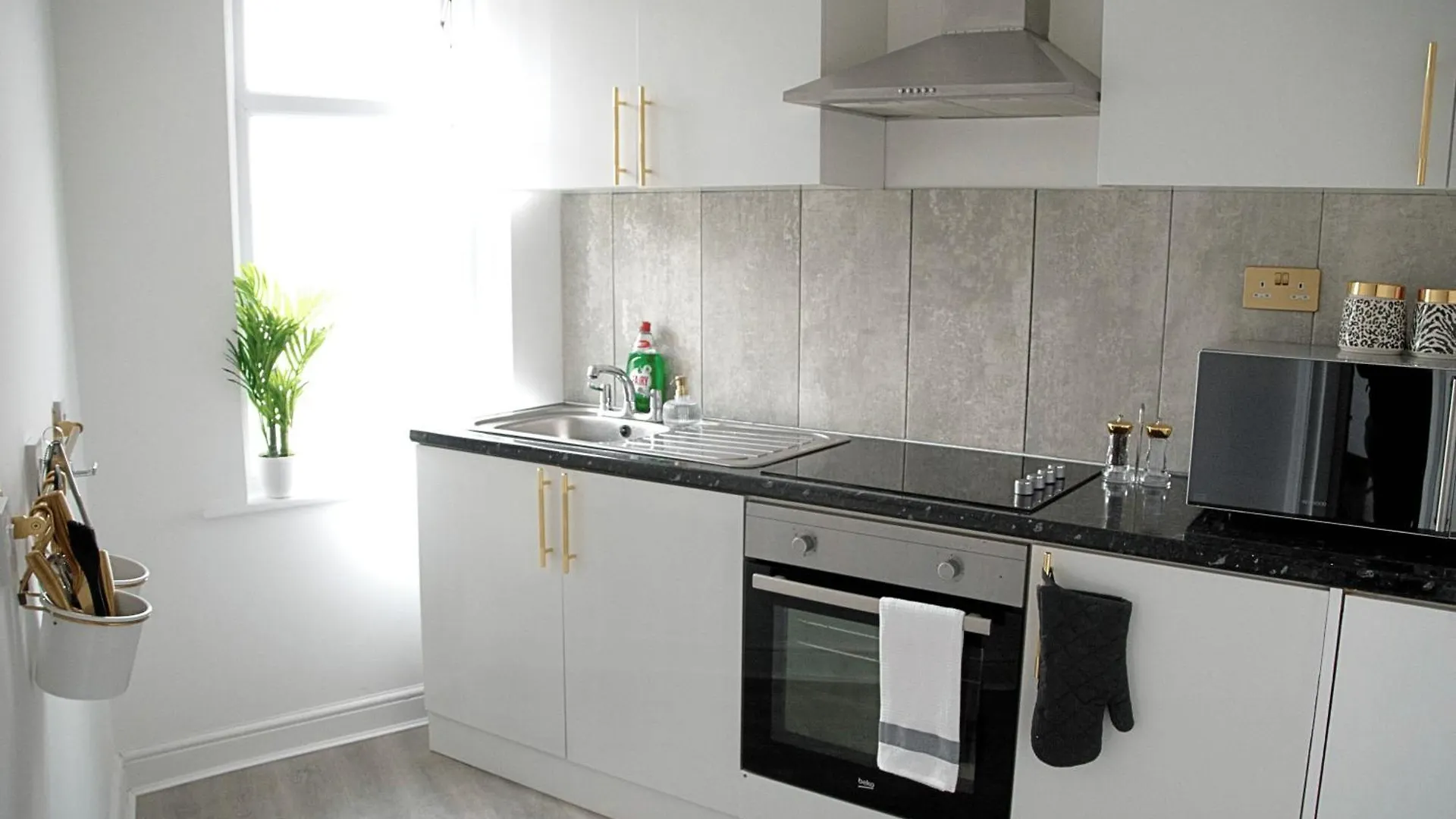 Modern Town Centre Flat - Free Shared Parking, King Size Bed, 5 Minutes Walk To Beach Μπόρνμουθ